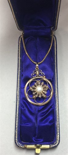Lot 414 - A pearl and diamond pendant and chain with Royal provenance