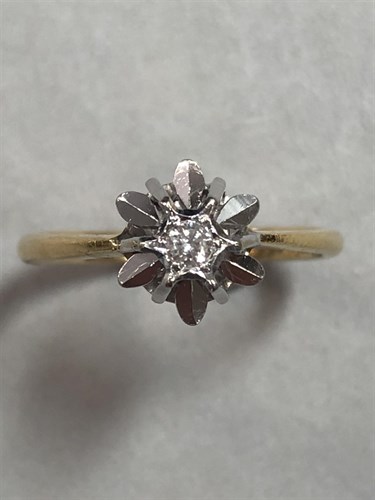 Lot 338 - A single stone diamond ring
