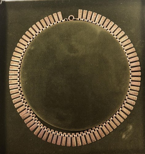 Lot 390 - A Cleopatra style collar necklace by J.A. Main in 9ct gold