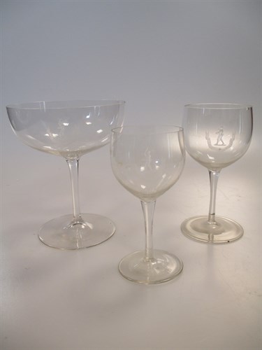 Lot 14 - A set of fourteen champagne glasses, engraved...