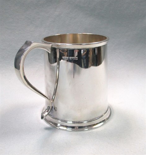 Lot 128 - A 20th century silver tankard