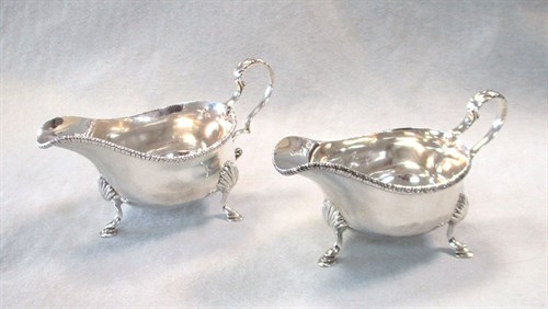 Lot 132 - A pair of Edwardian silver sauceboats