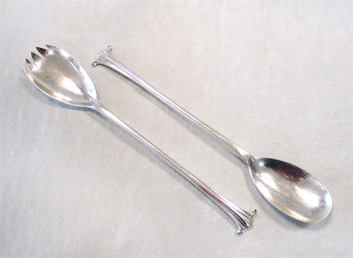 Lot 133 - A pair of Edwardian silver salad servers