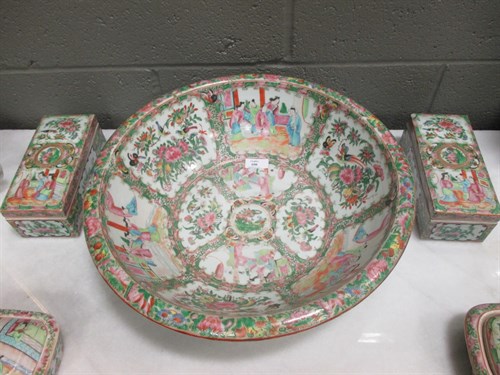 Lot 100 - A Chinese Cantonese famille rose export wash...