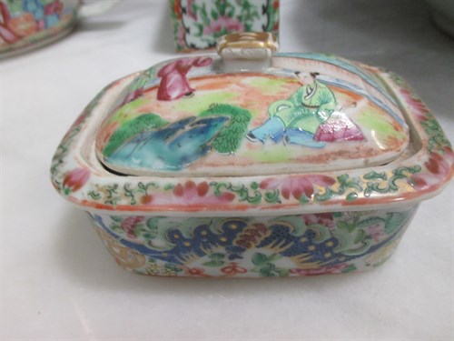 Lot 100 - A Chinese Cantonese famille rose export wash...