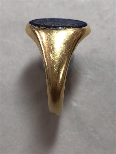 Lot 228 - A lapis lazuli set signet ring set in 18ct gold