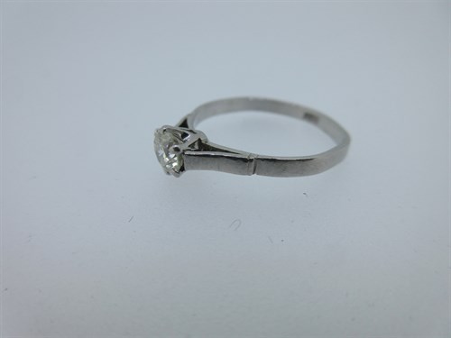 Lot 211 - A single stone diamond ring
