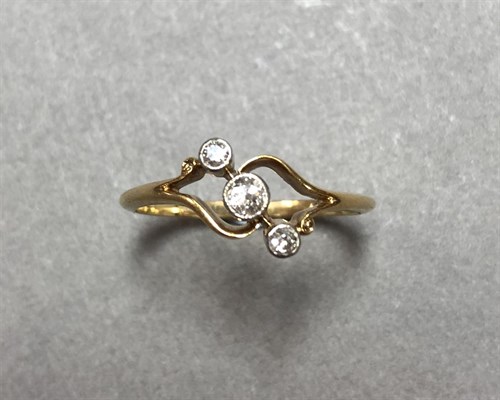 Lot 203 - A three stone diamond cross over ring