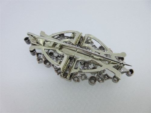 Lot 454 - A diamond double clip brooch