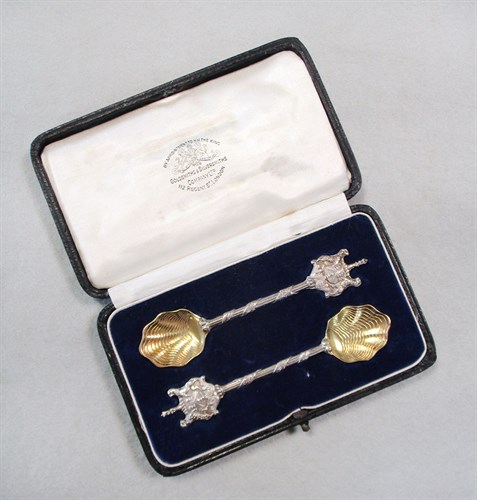 Lot 114 - A pair of George V salt spoons