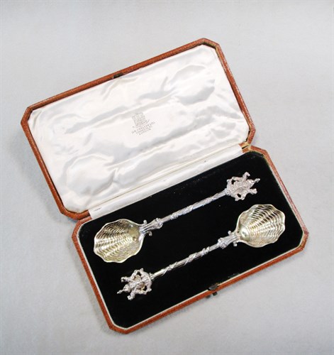 Lot 115 - A pair of George V silver oversized salt spoons