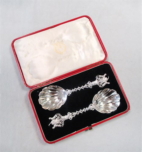 Lot 116 - A pair of Victorian silver shell bowl spoons
