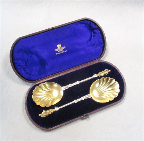 Lot 117 - A pair of Victorian silver shell bowl spoons