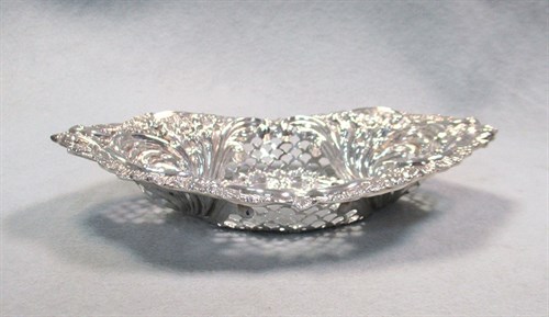 Lot 118 - A pair of Edward VII silver pierced bon bon dishes