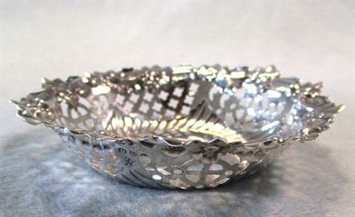 Lot 119 - A set of six Victorian silver bon bon dishes