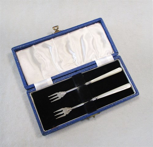 Lot 120 - A pair of George V silver olive forks