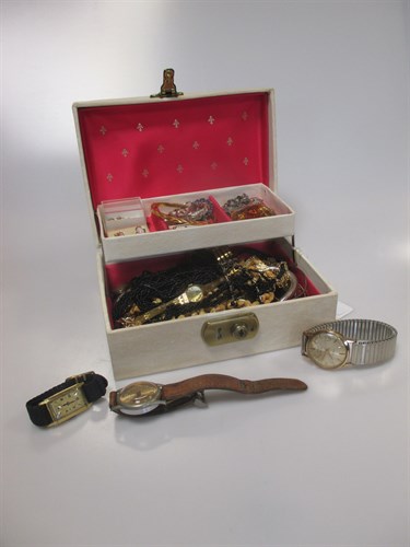 Lot 183 - A cream coloured jewellery box containing a...