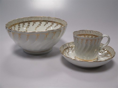 Lot 42 - A Chamberlains Worcester tea cup and saucer,...