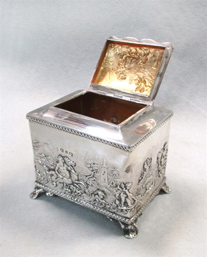 Lot 130 - A Victorian silver tea caddy