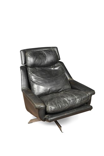 Lot 263 - Werner Langenfeld for ESA Møbelværk, Denmark, a model 802 black leather swivel armchair