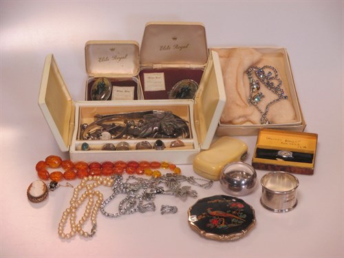 Lot 186 - A collection of silver and costume jewellery...
