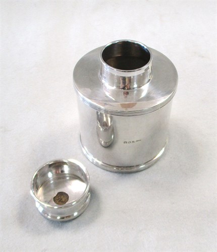 Lot 126 - A George V silver drum tea caddy