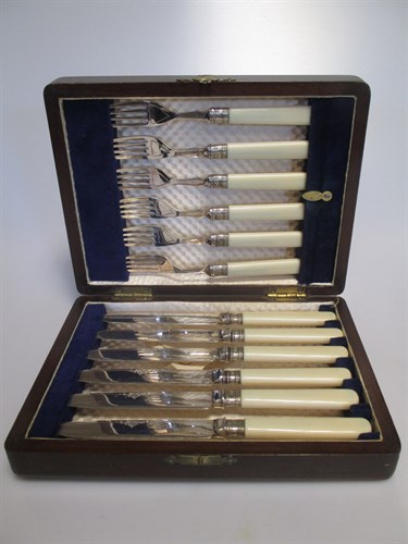 Lot 216 - A collection of silverplated items including a...
