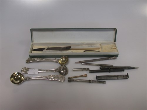 Lot 191 - 3 silver salt spoons, a cased pair of mother...