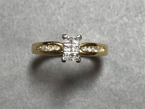 Lot 205 - A modern diamond cluster ring set in 18ct gold