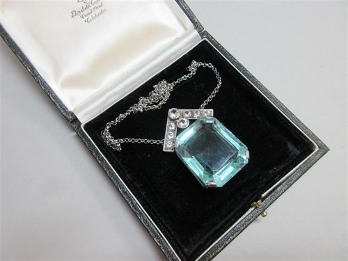 Lot 249 - An Art Déco style aquamarine-coloured paste and white sapphire pendant necklace