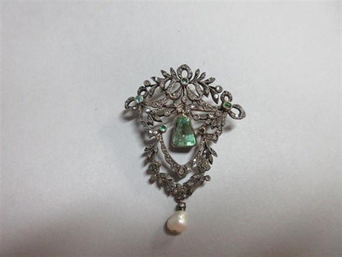 Lot 365 - A Belle Epoque emerald, diamond and pearl pendant brooch