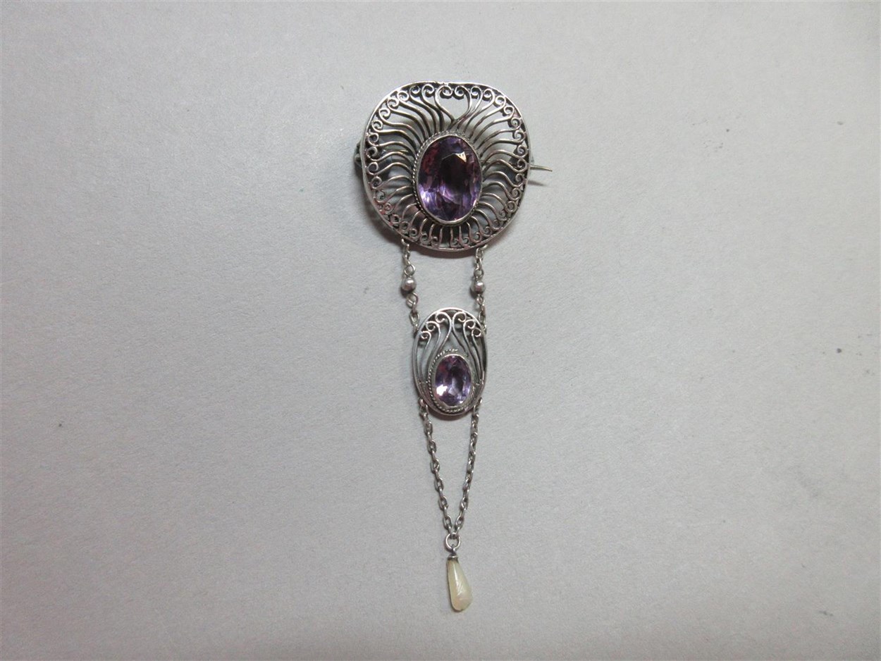 Lot 417 - An Arts and Crafts amethyst and freshwater pearl pendant brooch