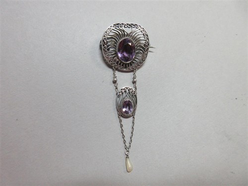 Lot 417 - An Arts and Crafts amethyst and freshwater pearl pendant brooch