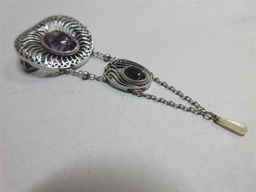 Lot 417 - An Arts and Crafts amethyst and freshwater pearl pendant brooch