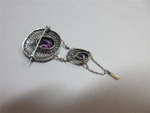 Lot 417 - An Arts and Crafts amethyst and freshwater pearl pendant brooch
