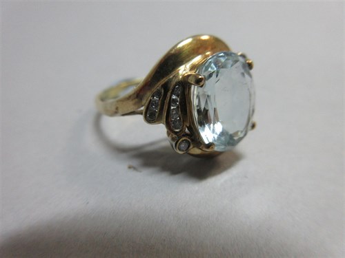Lot 246 - An aquamarine and diamond ring set in 18ct gold