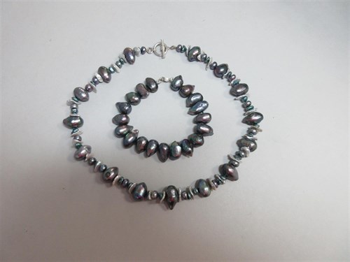 Lot 250 - An unusual grey cultured pearl necklace with matched bracelet