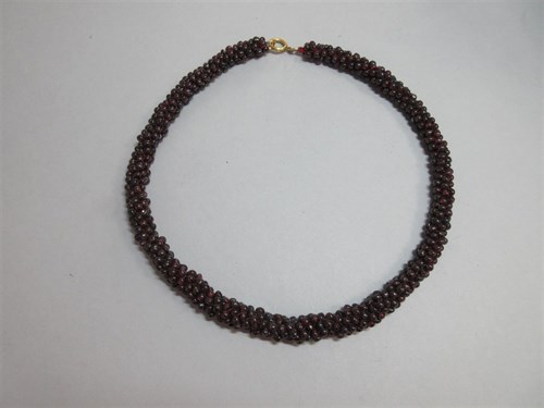 Lot 424 - A garnet bead tubular necklace