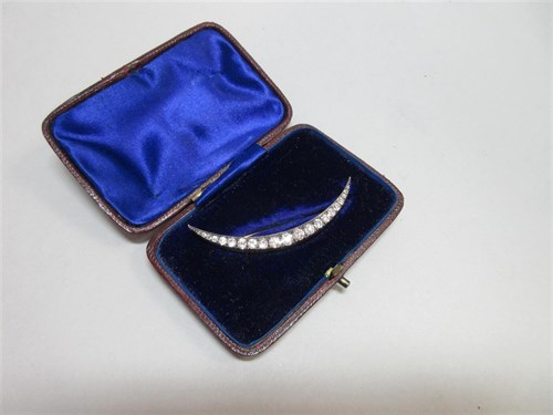 Lot 461 - A Victorian diamond open crescent brooch