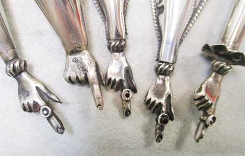 Lot 21 - A collection of five yadayim