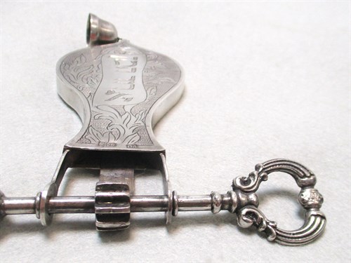 Lot 22 - A continental Jewish gragger