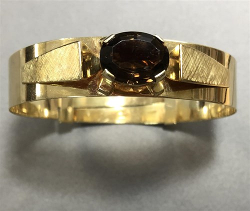 Lot 201 - An Austrian 14ct gold expanding bangle set with a smoky quartz