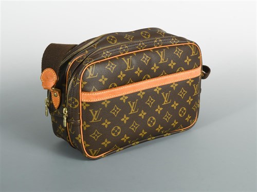 Lot 135 - Louis Vuitton, a ladies cross body 'Reporter' bag