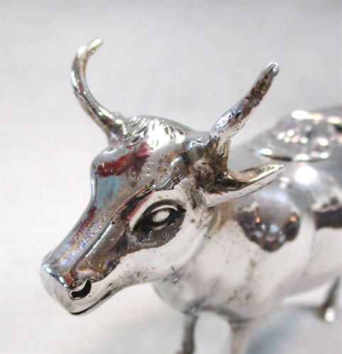Lot 8 - An Edward VII silver semi naturalistic cow creamer