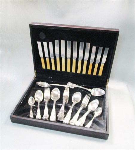Lot 137 - A canteen containing a 34 piece harlequin set of silver flatware with silver plated additions
