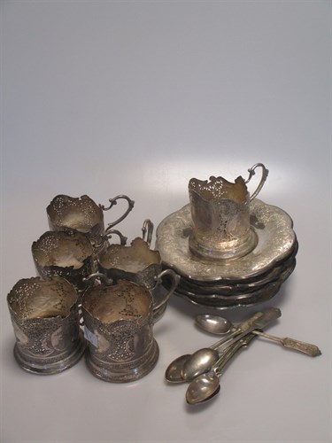Lot 199 - Four Continental saucers, six Continental...