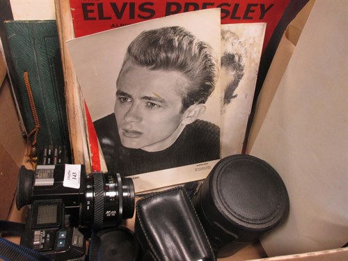 Lot 143 - A Minolta 35mm '7000' camera, a 50 macro lens,...
