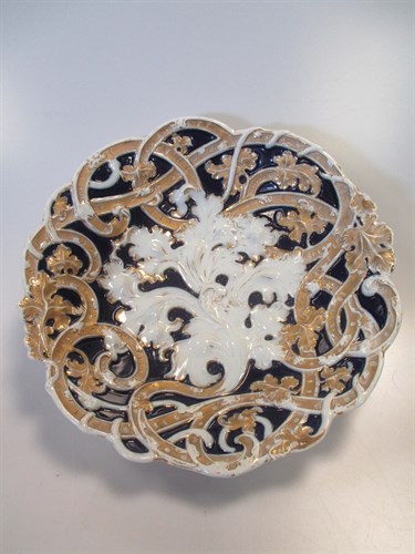 Lot 6 - A Meissen dish, moulded with acanthus in blue...