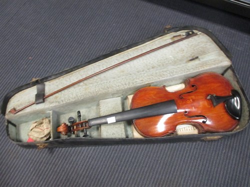 Lot 98 - A 19th century violin, one piece back, some...
