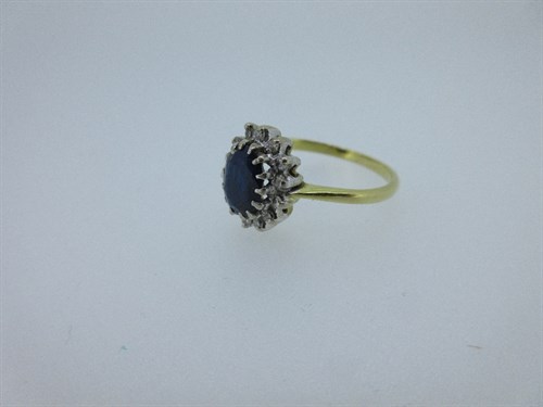 Lot 429 - A sapphire and diamond cluster ring